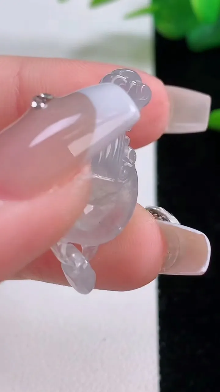 天然A货翡翠琵琶吊坠，尺寸27.8-14.2-5.6，重量:3.64g
12月5日