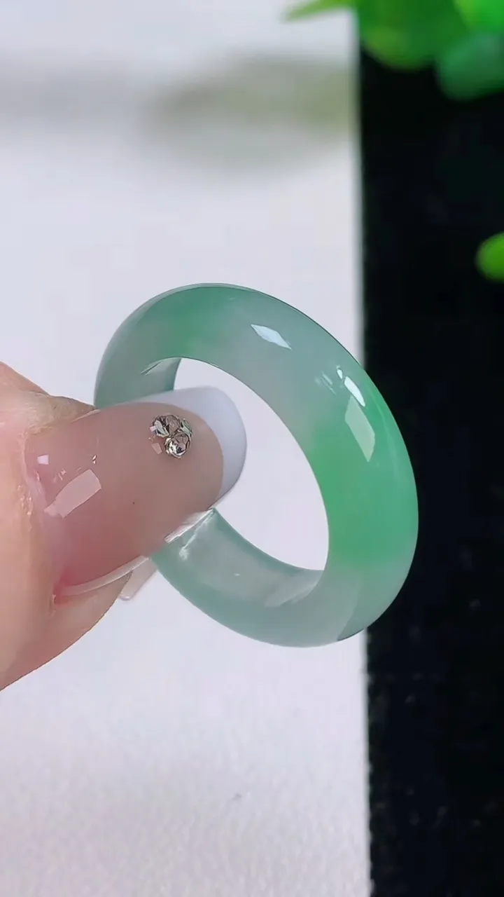 天然A货翡翠指环戒指，尺寸18-5.6-3.2，重量:4.40g2025年12月5日
工厂直销收藏佳品,种好水足，色泽均匀，有种有色，上手高大气！