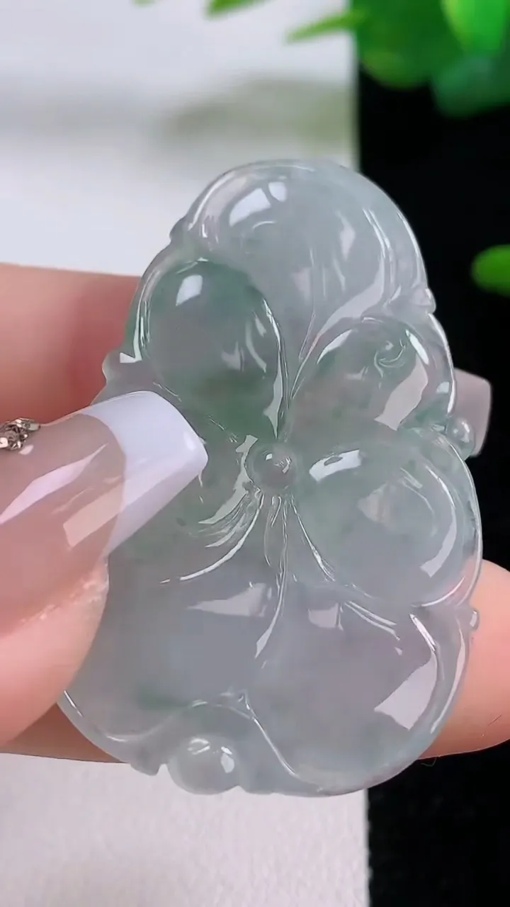 天然A货翡翠冰种飘花年年有余吊坠，尺寸43-28-4，重量:10.40g
12月5日