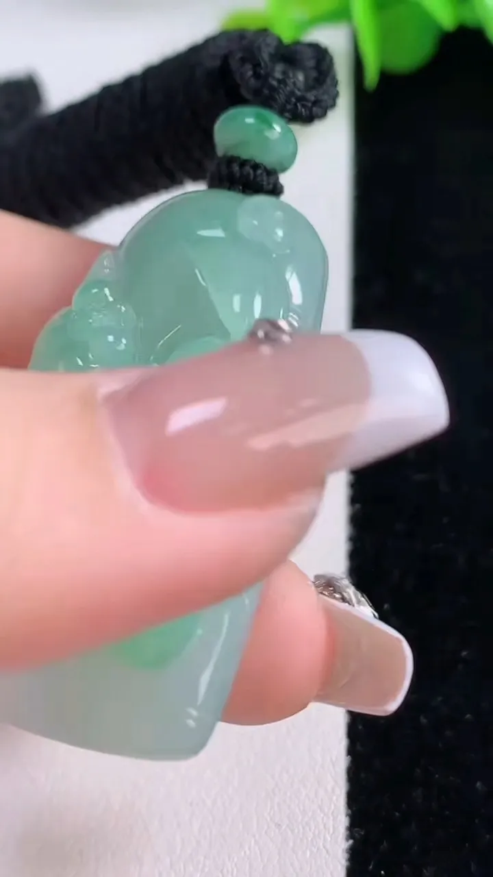 天然A货翡翠年年有余吊坠，尺寸46-24-13，重量:32.03g
12月5日