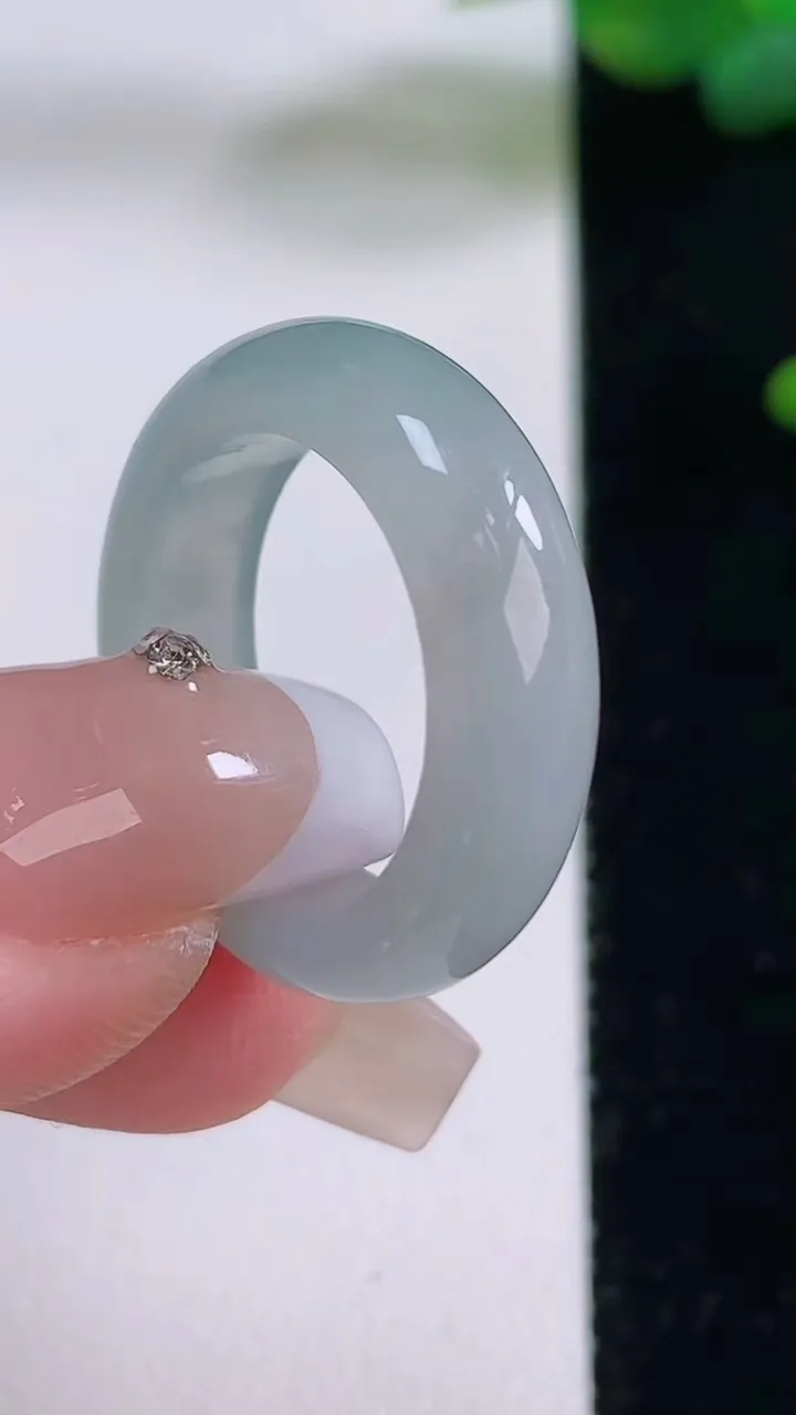 天然A货翡翠指环戒指，尺寸17.7-5.7-3.2，重量:4.62g2025年12月5日
工厂直销收藏佳品,种好水足，色泽均匀，有种有色，上手高大气！