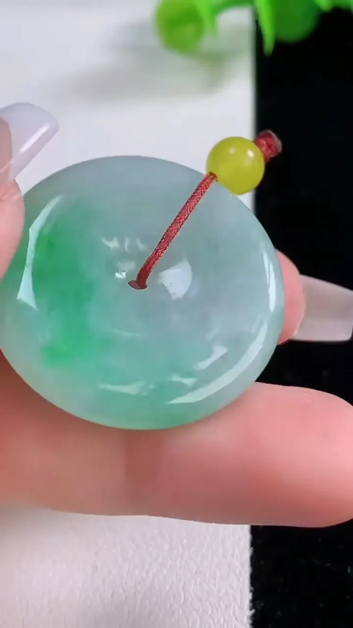 天然A货翡翠平安扣吊坠，尺寸30.6-5.8，重量:11.33g
12月5日