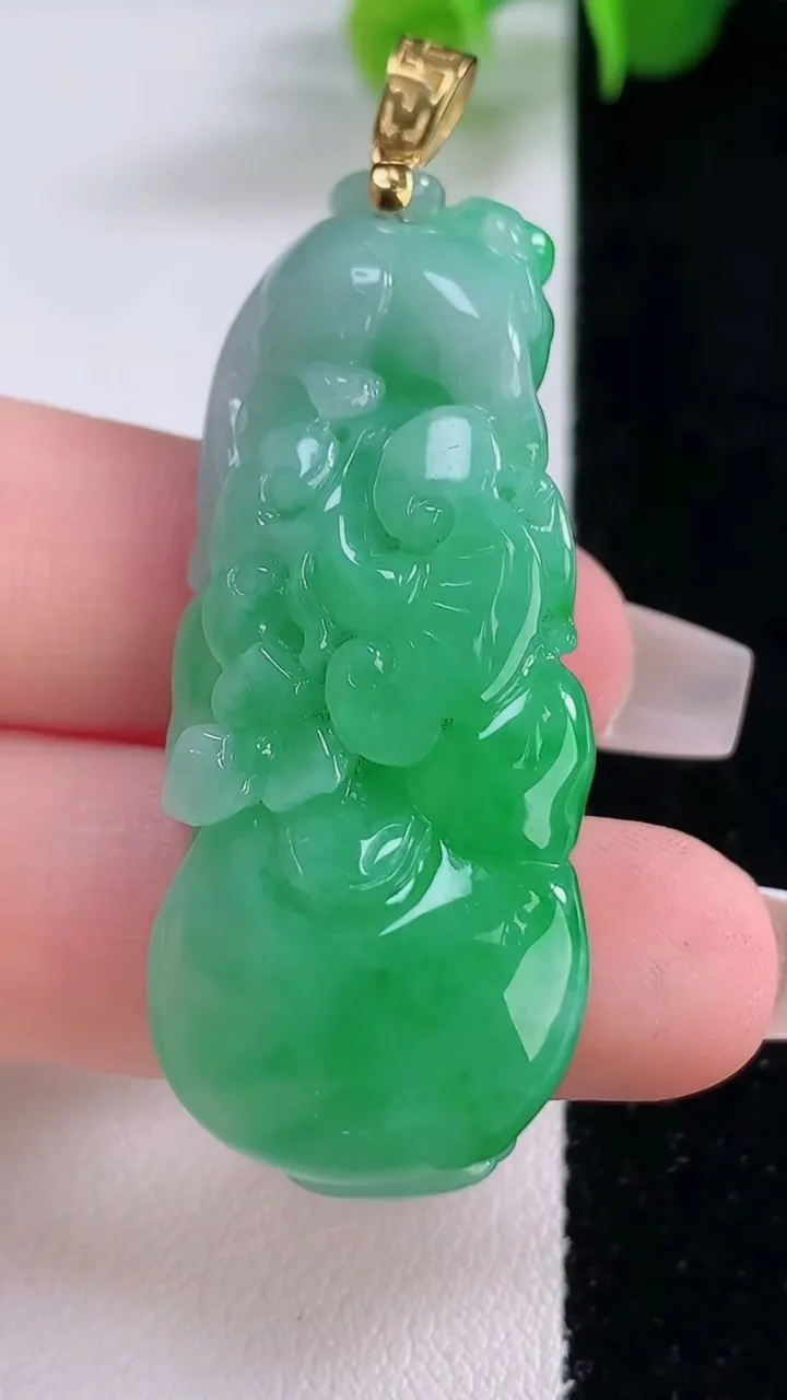 天然A货翡翠如意吊坠，尺寸47-19.4-11.8，重量:18.45g
12月5日