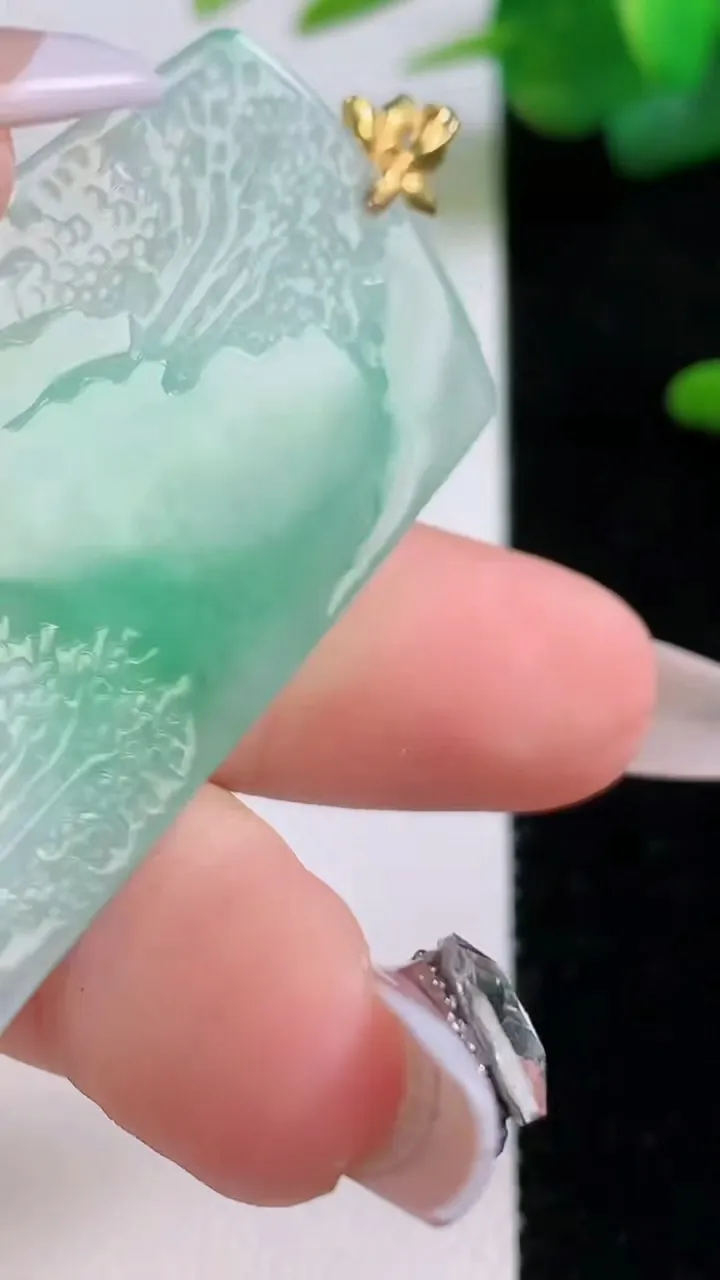 天然A货翡翠山水牌吊坠，尺寸50.2-28.8-3.4，重量:13.61g
12月5日