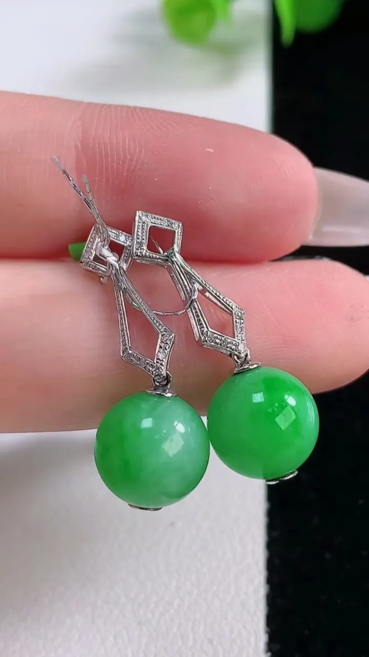 天然A货翡翠圆珠耳钉，尺寸10.2，重量:4.81g12月5日
工厂直销收藏佳品,种好水足，色泽均匀，有种有色，上手高大气！