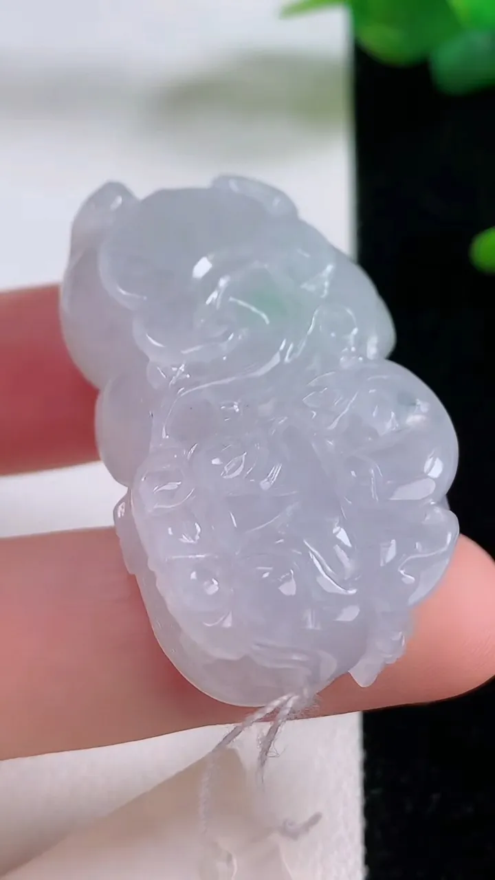 天然A货翡翠霸王貔貅吊坠，尺寸41.8-22.8-12.6，重量:28.11g
12月5日