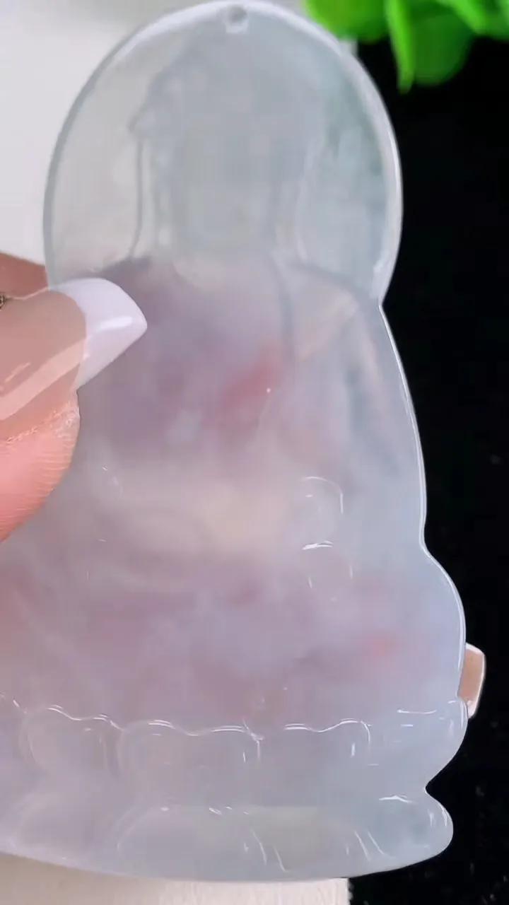 天然A货翡翠种白冰素衣观音菩萨吊坠，尺寸71.6-41.5-6.2，重量:35.38g
12月5日