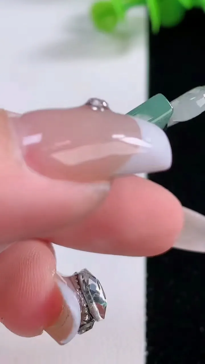 天然A货翡翠仿古无事牌吊坠，尺寸40.4-21-3.4，重量:10.23g
12月5日