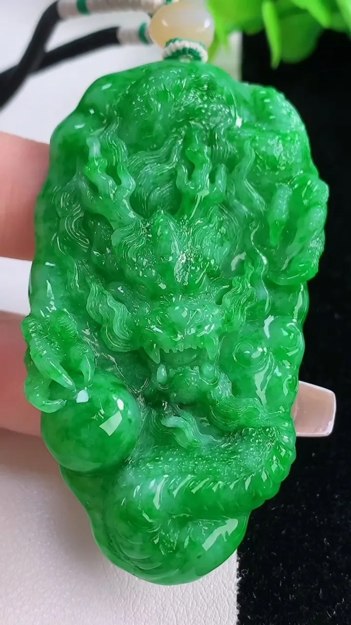 天然A货翡翠龙牌吊坠，尺寸64.3-39.2-9.6，重量:43.25g
12月5日