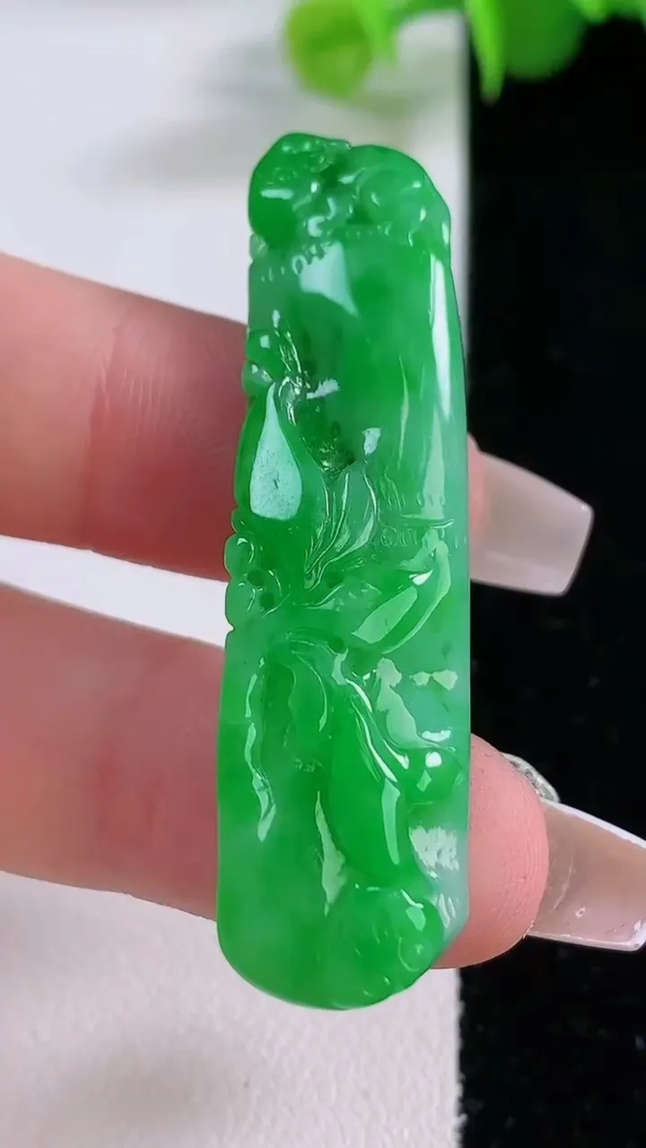 天然A货翡翠节节高升 竹节吊坠，尺寸48.8-13-7.1，重量:9.16g
12月5日