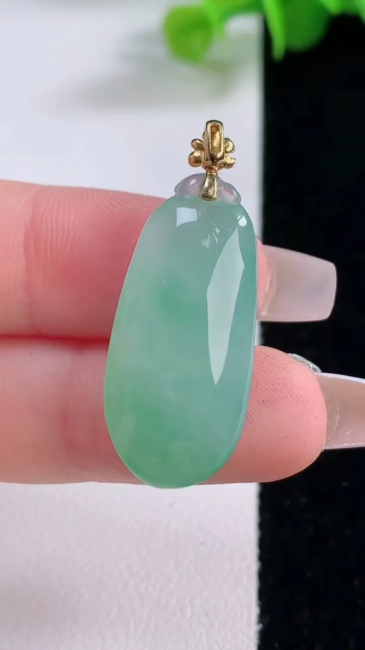 天然A货翡翠福瓜吊坠，尺寸27-12.7-7.8，重量:5.32g
12月5日