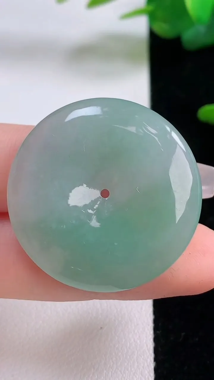 天然A货翡翠平安扣吊坠，尺寸36.2-5.8，重量:13.24g
12月5日