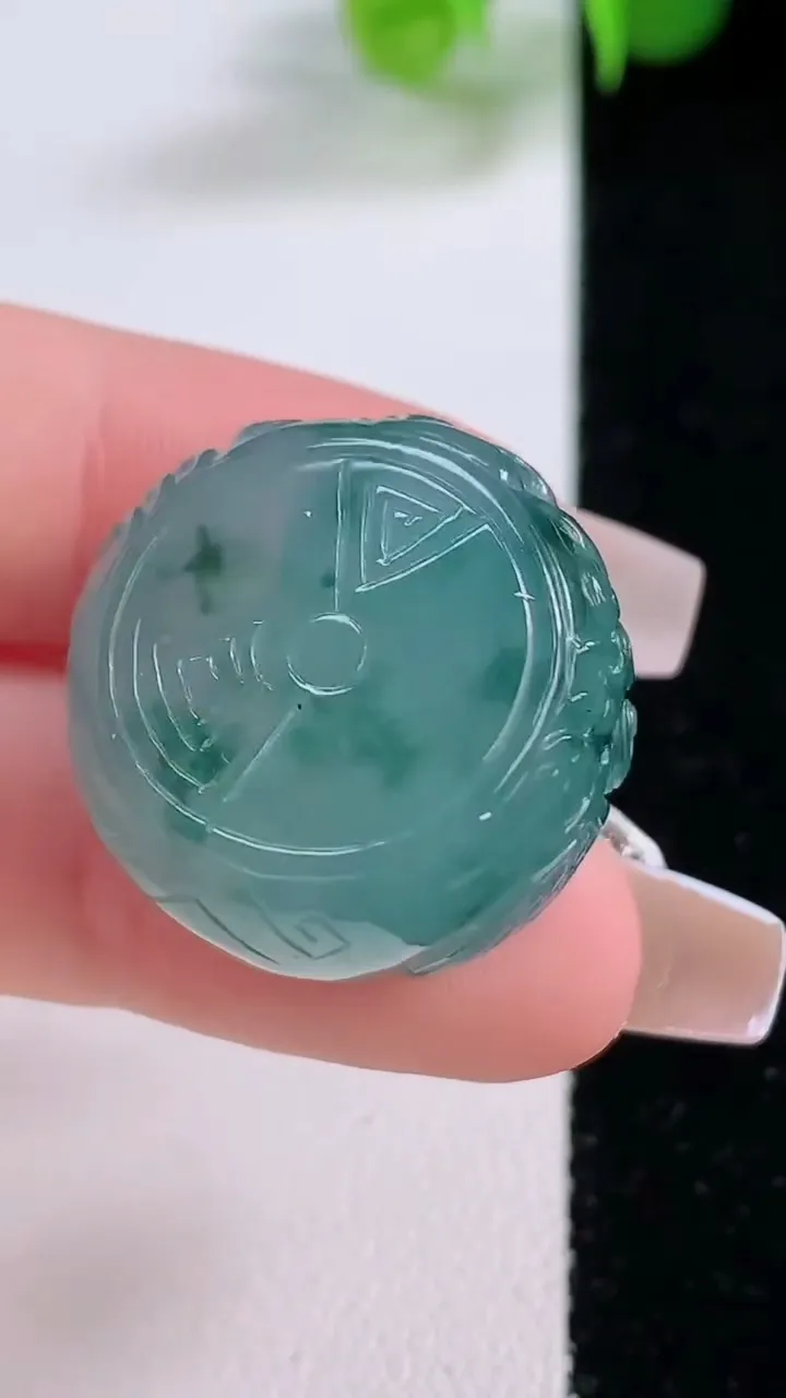 天然A货翡翠冰种飘花雕花路路通吊坠，尺寸23-12.8，重量:16.33g
12月5日