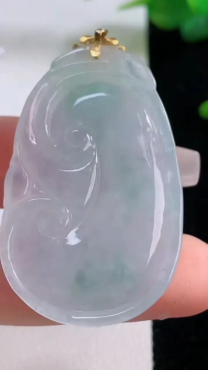 天然A货翡翠种飘花如意吊坠，尺寸42-27-5.4，重量:12.24g
12月5日