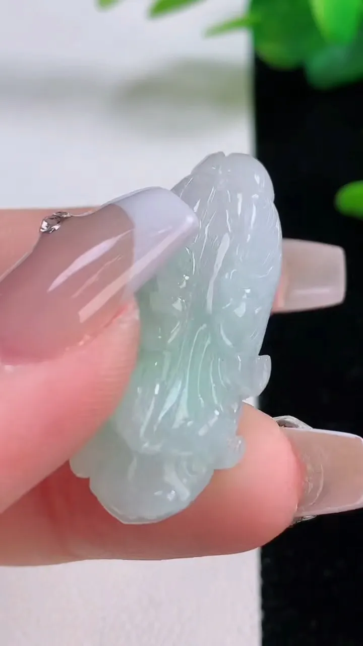 天然A货翡翠白菜吊坠，尺寸34.6-16.2-12.5，重量:9.94g
12月5日