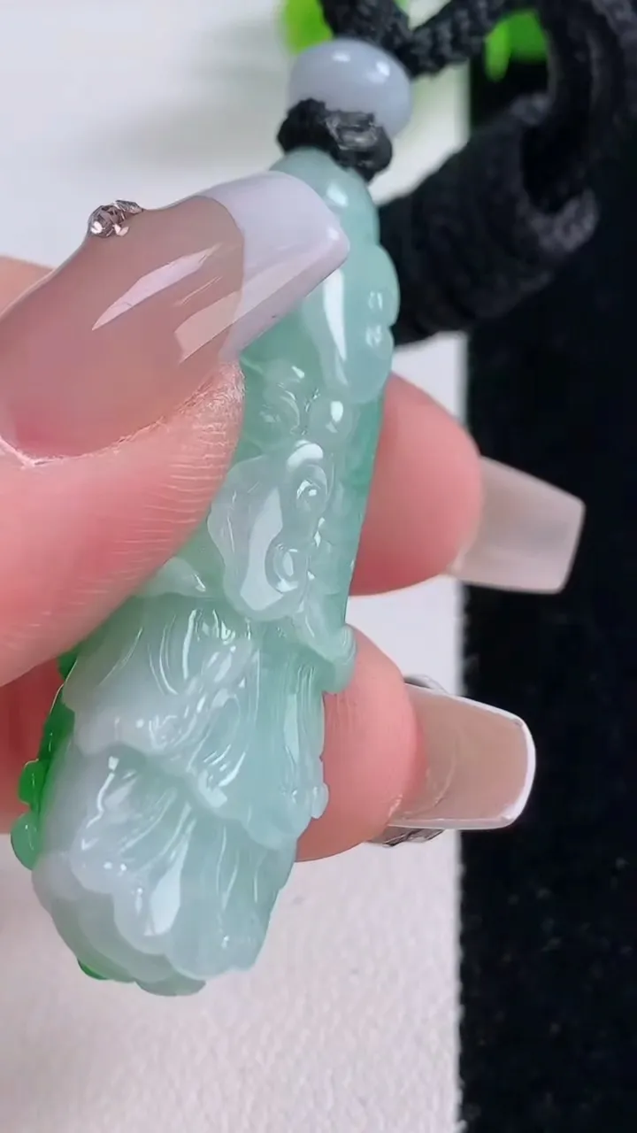 天然A货翡翠白菜吊坠，尺寸46.5-12.3-9.2，重量:16.55g
12月5日