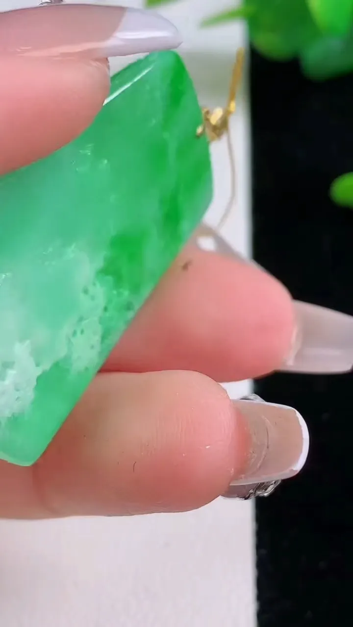 天然A货翡翠山水牌吊坠，尺寸40.8-27.6-4.3，重量:10.59g
12月5日