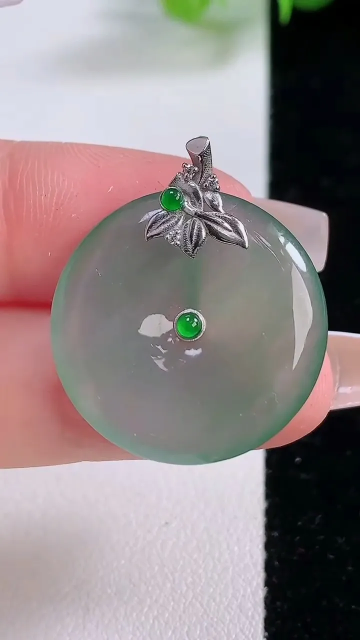 天然A货翡翠平安扣吊坠，尺寸24-4，重量:5.07g
12月5日