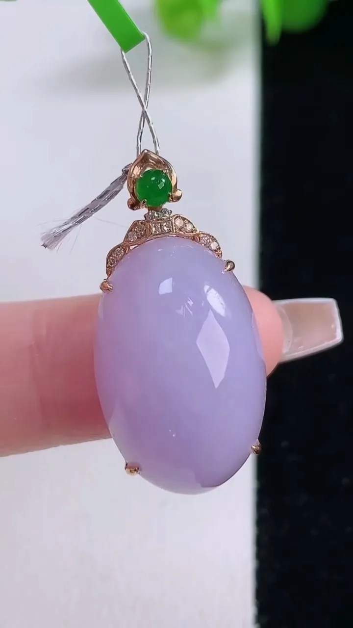 天然A货翡翠种紫罗兰蛋面吊坠，尺寸28-20.6-13.7-10.6，重量:6.16g
12月5日