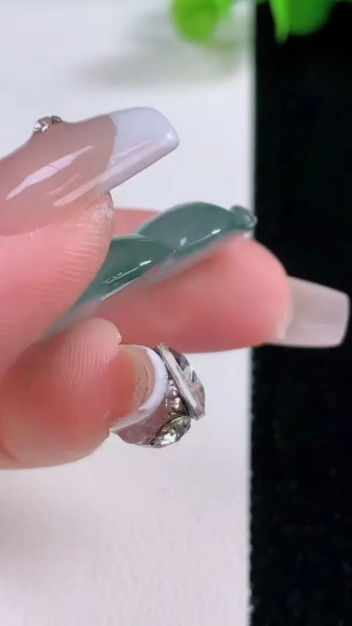 天然A货翡翠种飘花葫芦镶嵌件，尺寸28-19.8-5.9，重量:6.06g
12月5日