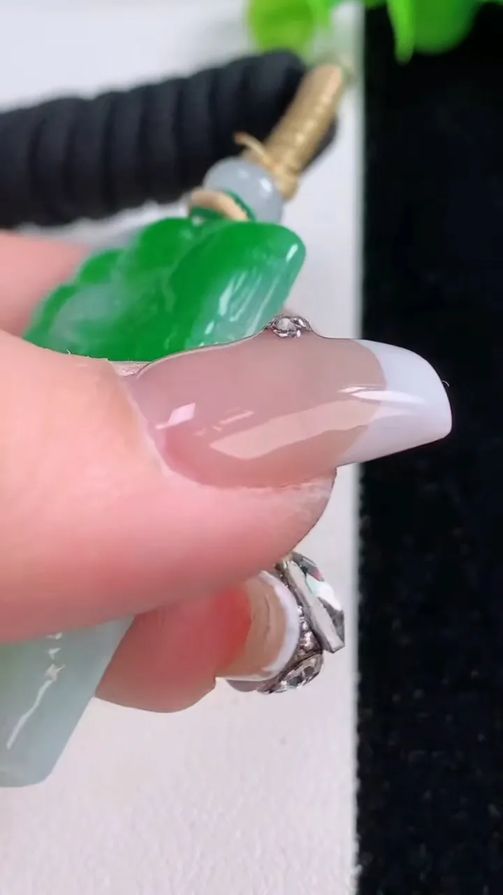 天然A货翡翠山水龙牌吊坠，尺寸47-32.5-8.3，重量:28.98g
12月5日