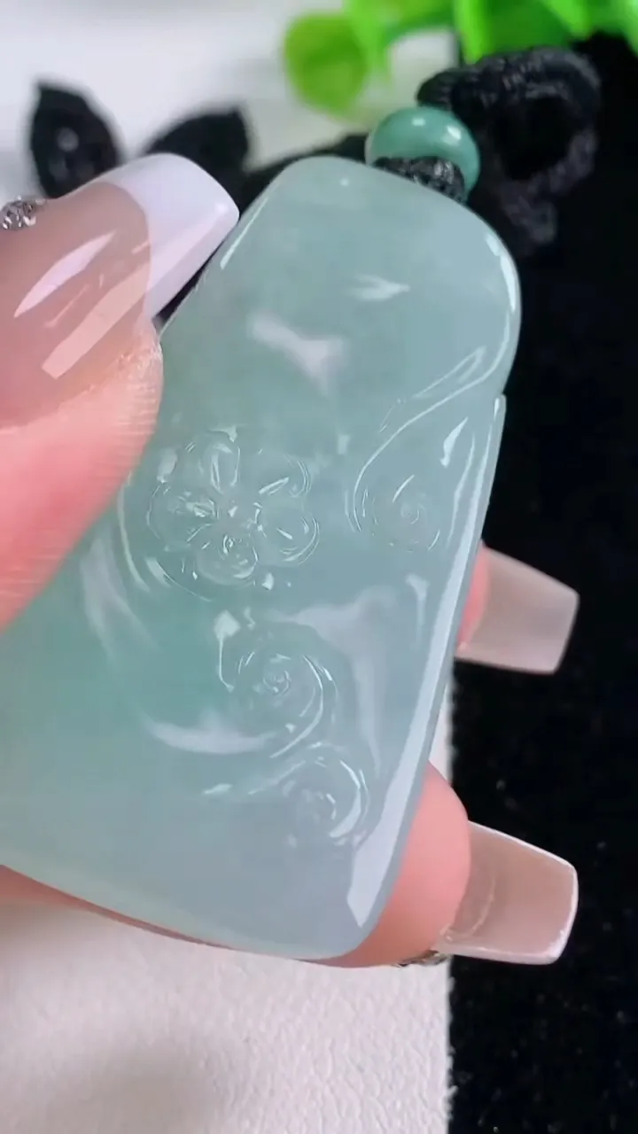 天然A货翡翠年年有余吊坠，尺寸46-24-13，重量:32.03g
12月5日