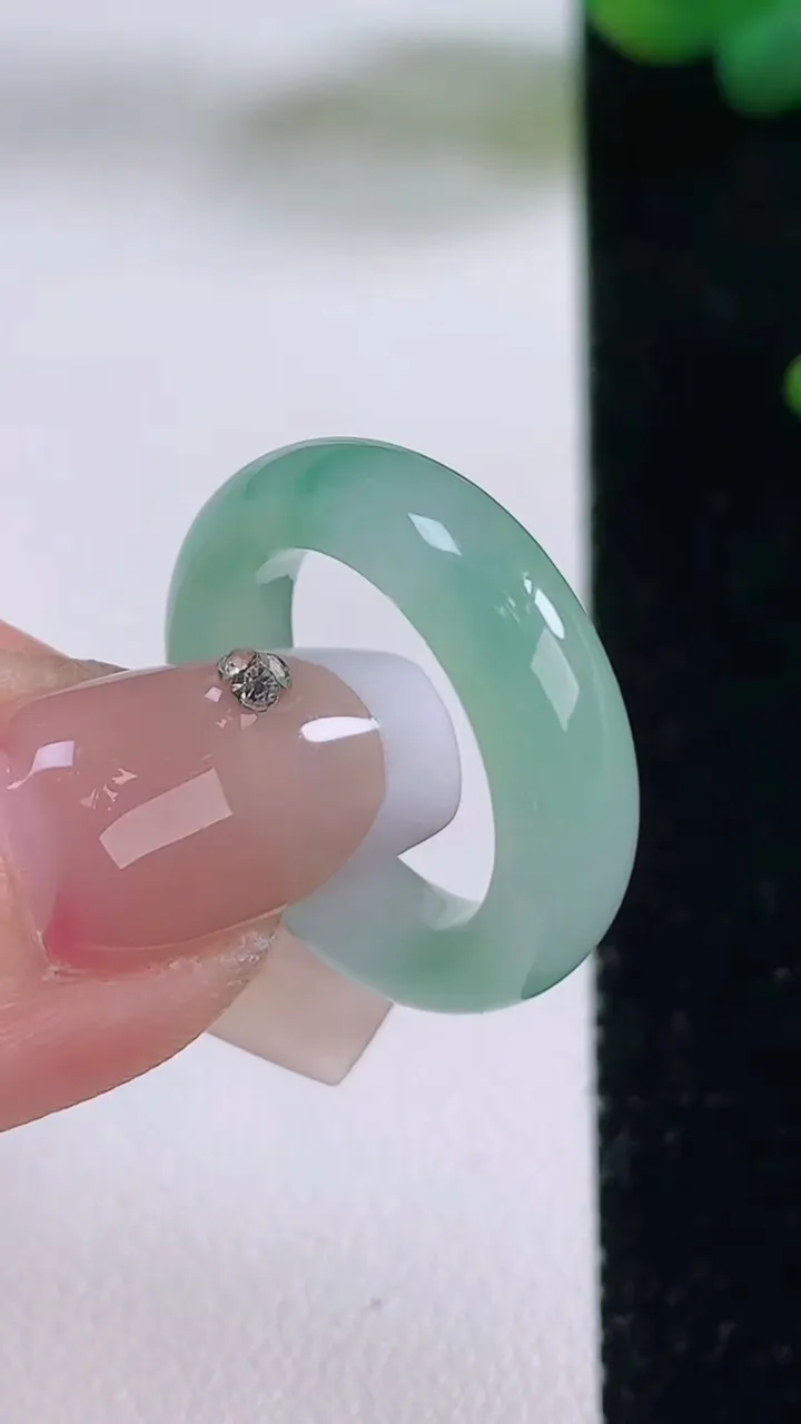 天然A货翡翠指环戒指，尺寸16-5.5-3.3，重量:3.80g2025年12月5日
工厂直销收藏佳品,种好水足，色泽均匀，有种有色，上手高大气！