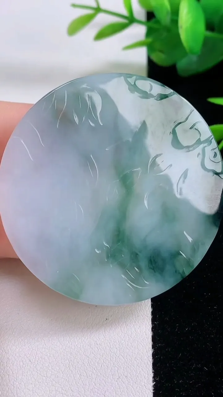 天然A货翡翠飘花不动明王吊坠，尺寸52.8-5.4，重量:34.33g
12月5日