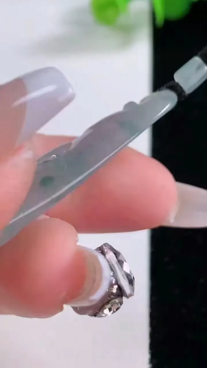 天然A货翡翠冰种飘花和和美美 荷叶鱼吊坠，尺寸43.6-17.7-7，重量:9.16g
12月5日