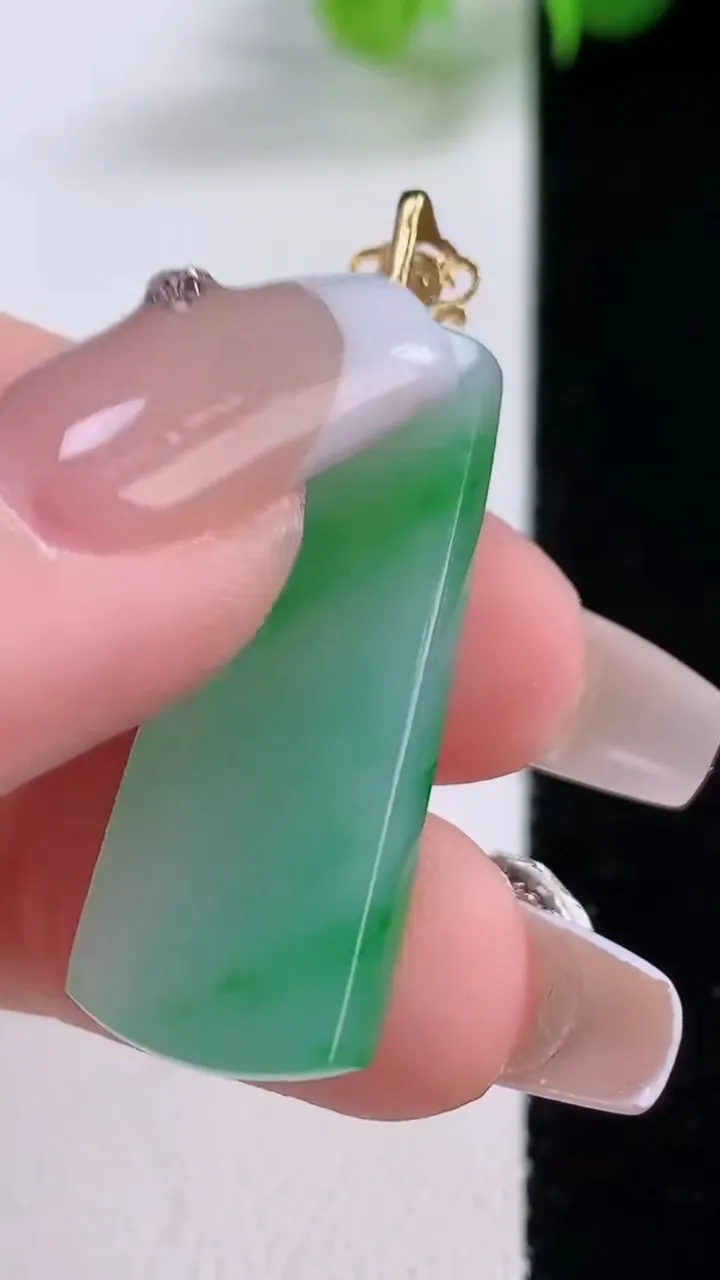 天然A货翡翠无事牌吊坠，尺寸33-12-4.2，重量:4.80g
12月5日