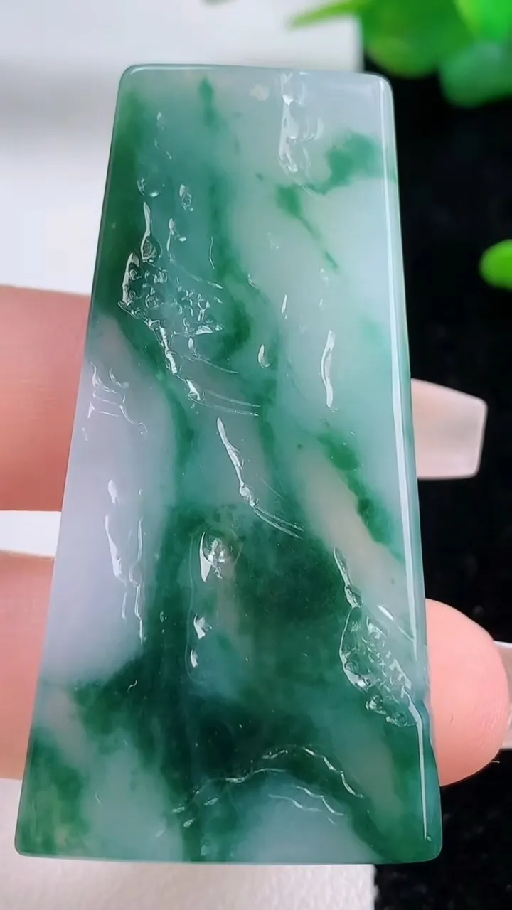 天然A货翡翠牌吊坠，尺寸51.7-27.3-5.7，重量:18.02g
12月5日