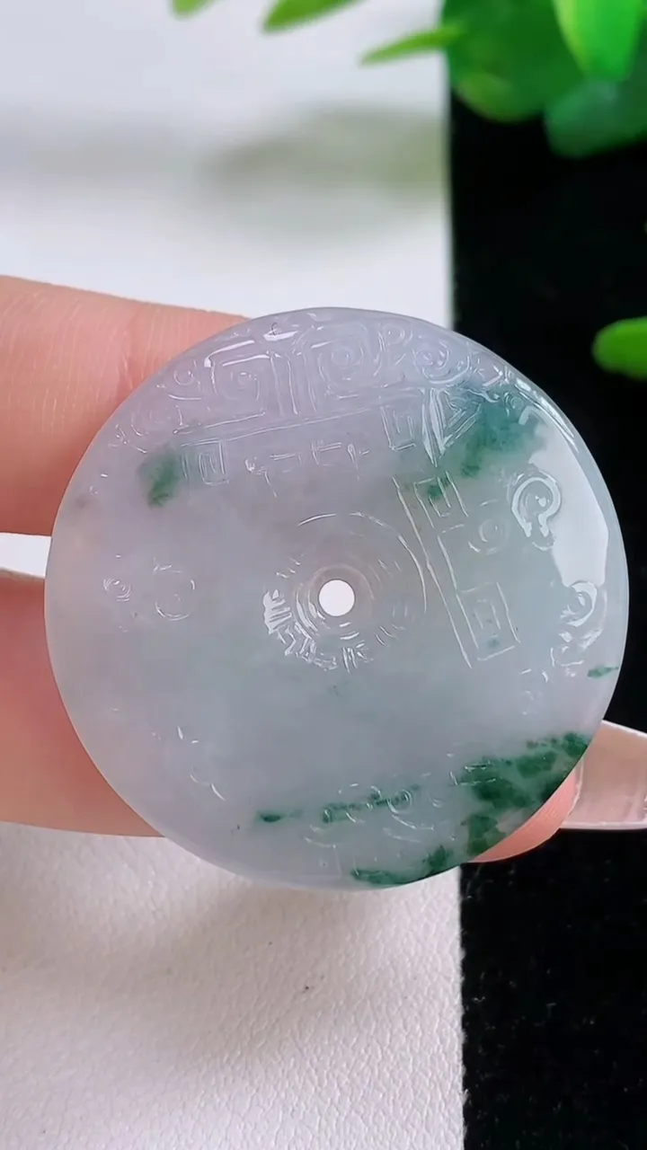 天然A货翡翠飘花复古平安扣吊坠，尺寸34.8-4.2，重量:11.37g
12月5日