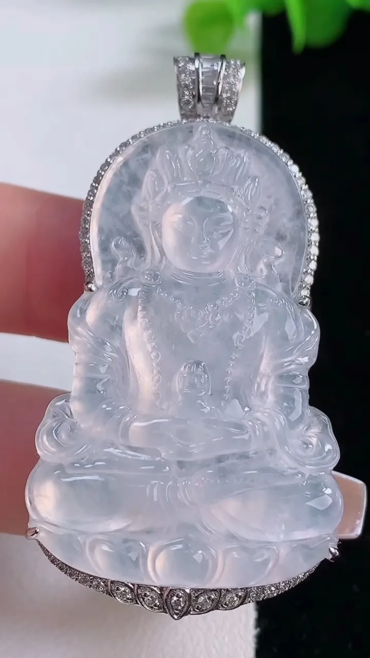 天然A货翡翠种白冰度母观音菩萨吊坠，尺寸55-43.6-29-10，重量:18.09g
12月5日