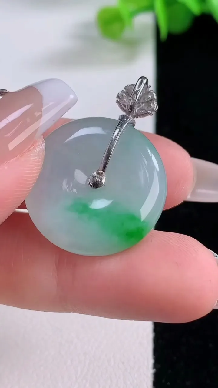 天然A货翡翠平安扣吊坠，尺寸22-5.2，重量:5.87g
12月5日