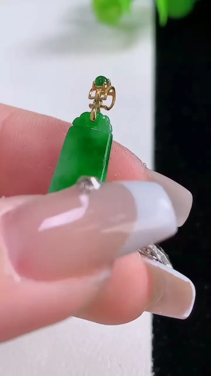 天然A货翡翠节节高升 竹节吊坠，尺寸27.7-8.7-3.8，重量:2.20g
12月5日