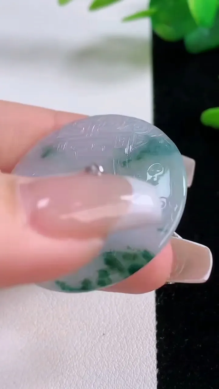 天然A货翡翠飘花复古平安扣吊坠，尺寸34.8-4.2，重量:11.37g
12月5日