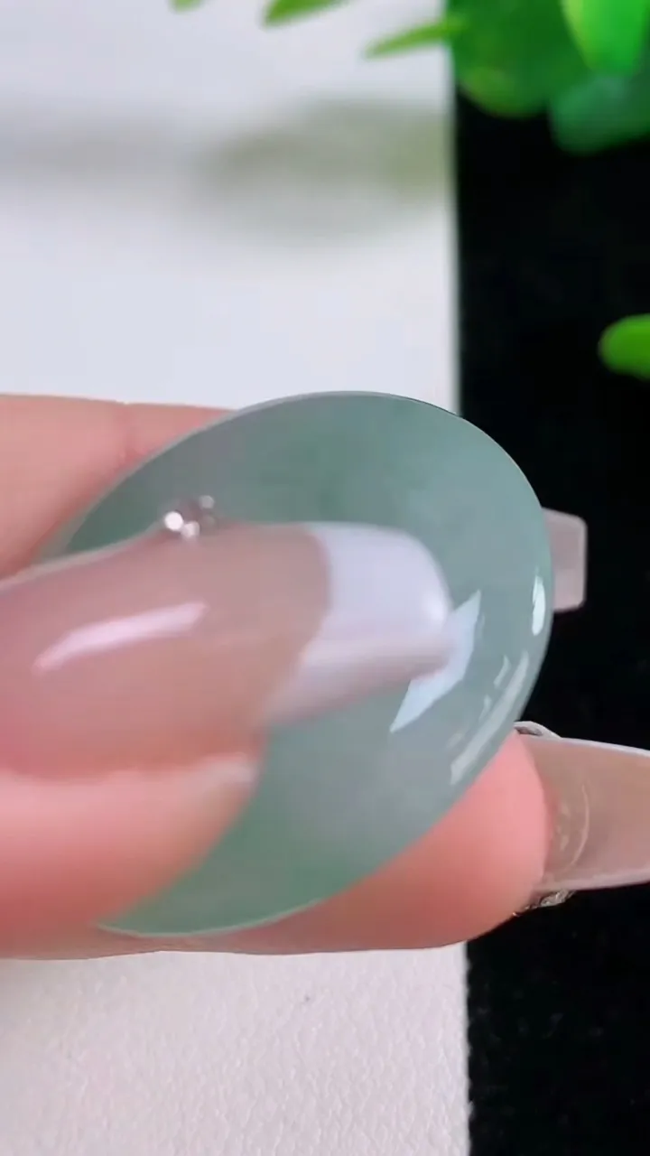 天然A货翡翠平安扣吊坠，尺寸36.2-5.8，重量:13.24g
12月5日