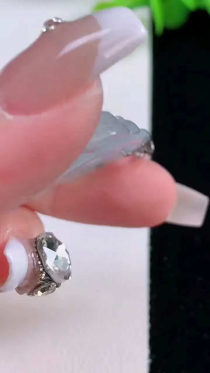 天然A货翡翠种飘花佛公吊坠，尺寸29.2-32-5.6，重量:8.15g
12月5日