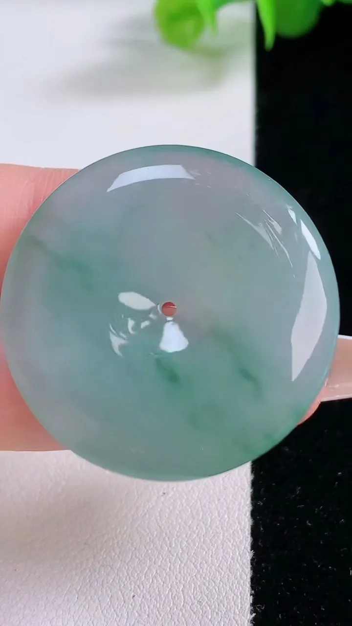 天然A货翡翠冰种飘花平安扣吊坠，尺寸33.5-5.8，重量:13.82g
12月5日