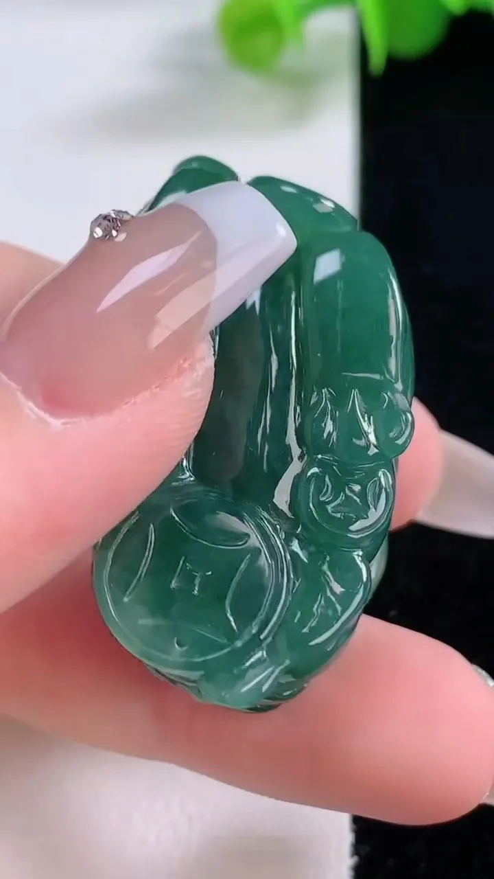 天然A货翡翠霸王貔貅吊坠，尺寸39.6-22-12.2，重量:23.50g
12月5日