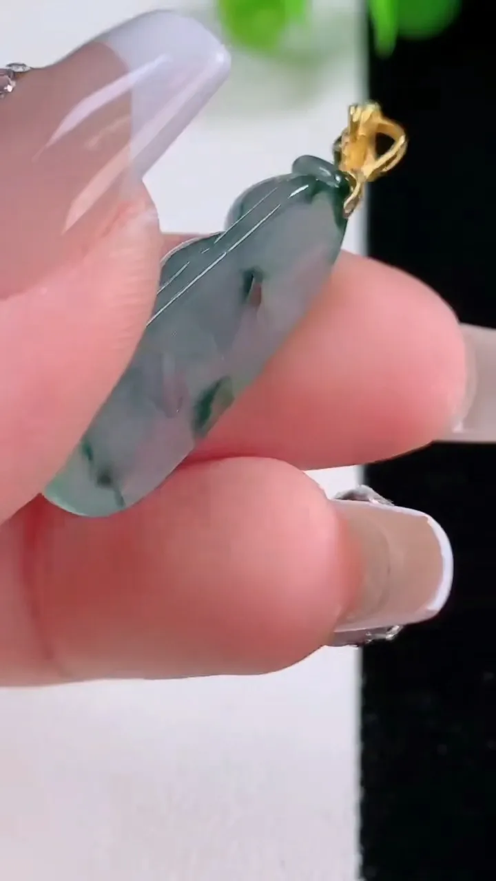 天然A货翡翠种飘花福豆吊坠，尺寸26-11.7-6，重量:3.31g
12月5日