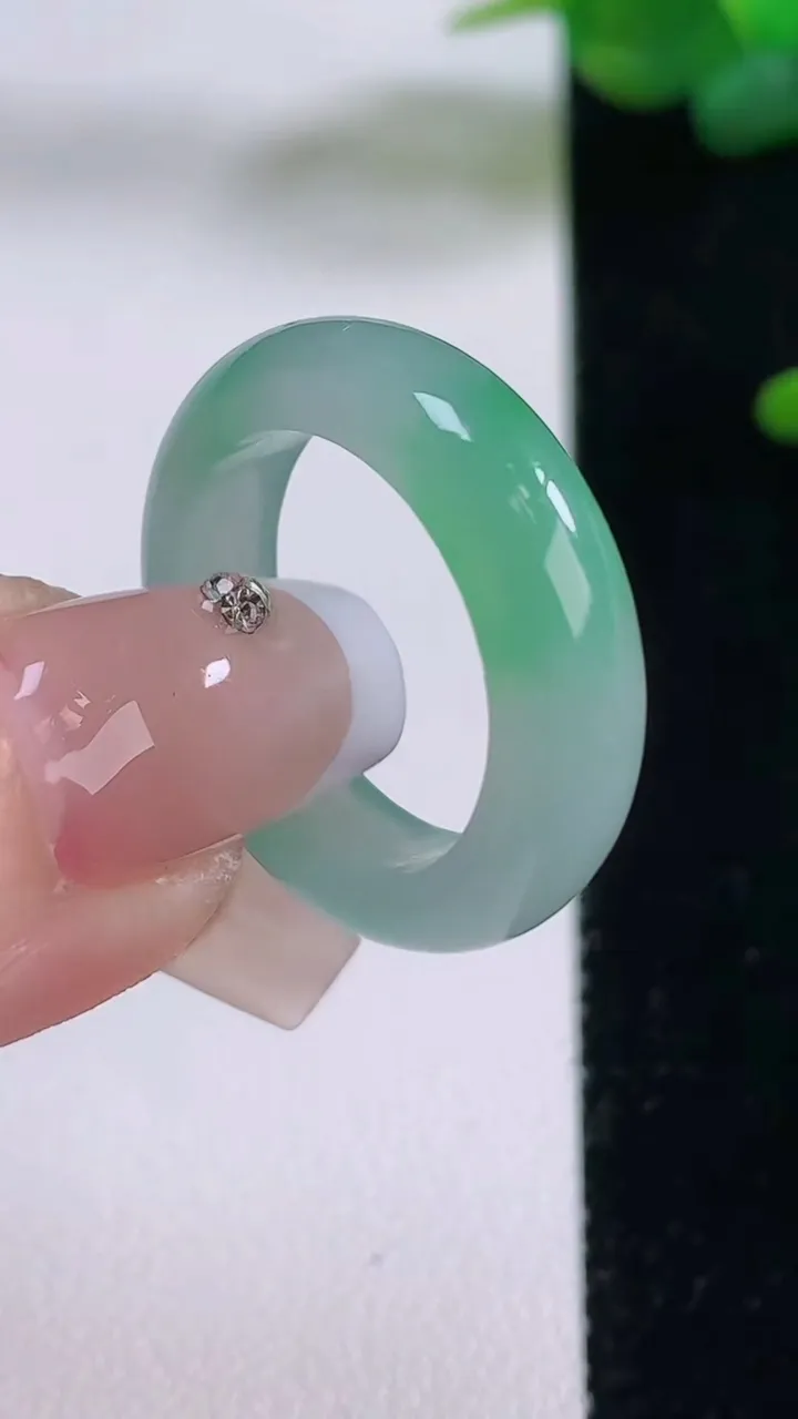 天然A货翡翠指环戒指，尺寸18-5.6-3.2，重量:4.40g2025年12月5日
工厂直销收藏佳品,种好水足，色泽均匀，有种有色，上手高大气！