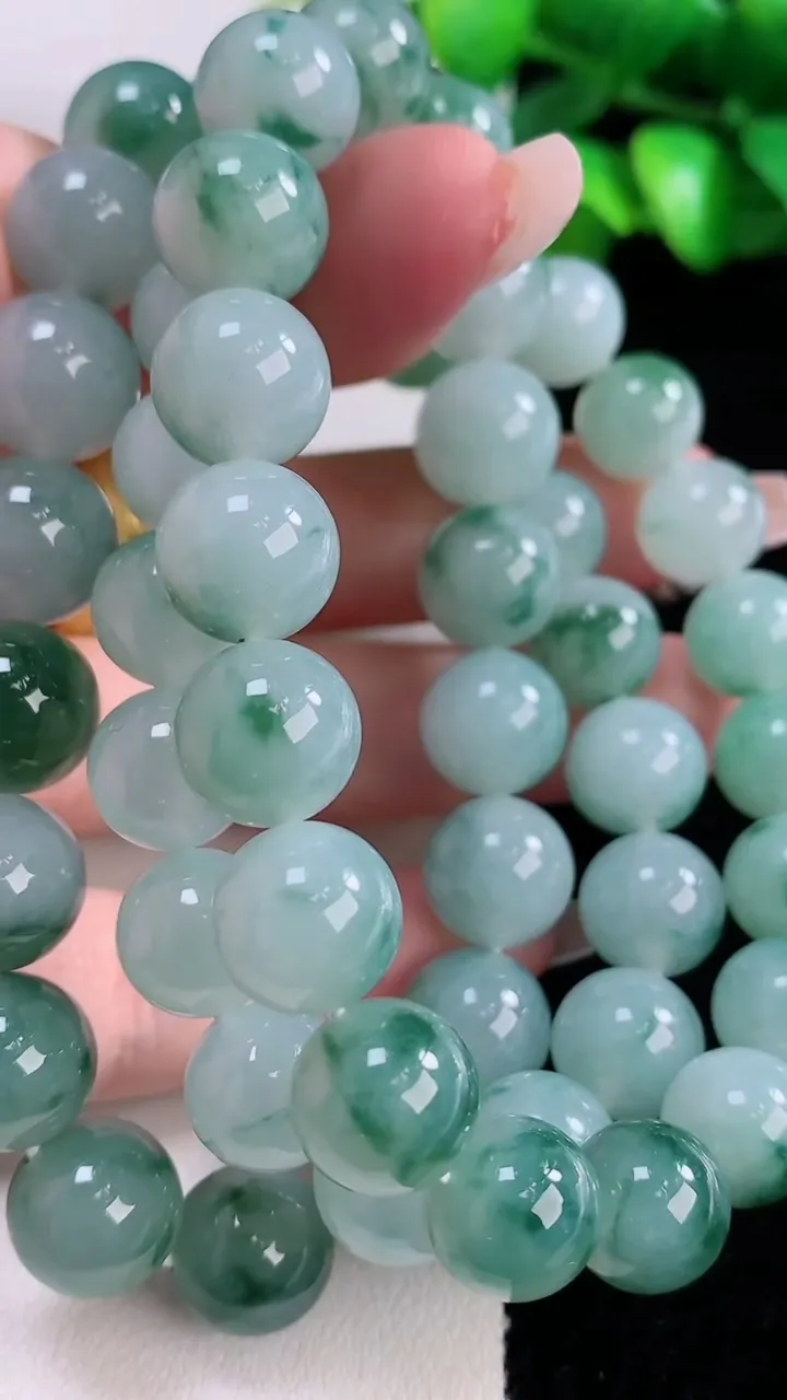 天然A货翡翠冰种飘花圆珠项链53颗，尺寸10.4，重量:124.95g
12月5日