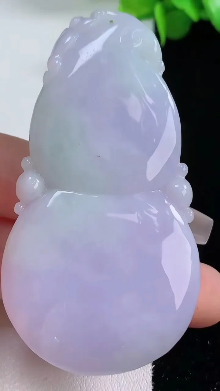 天然A货翡翠春带彩 紫罗兰葫芦吊坠，尺寸68.6-36.2-12.4，重量:55.21g
12月5日