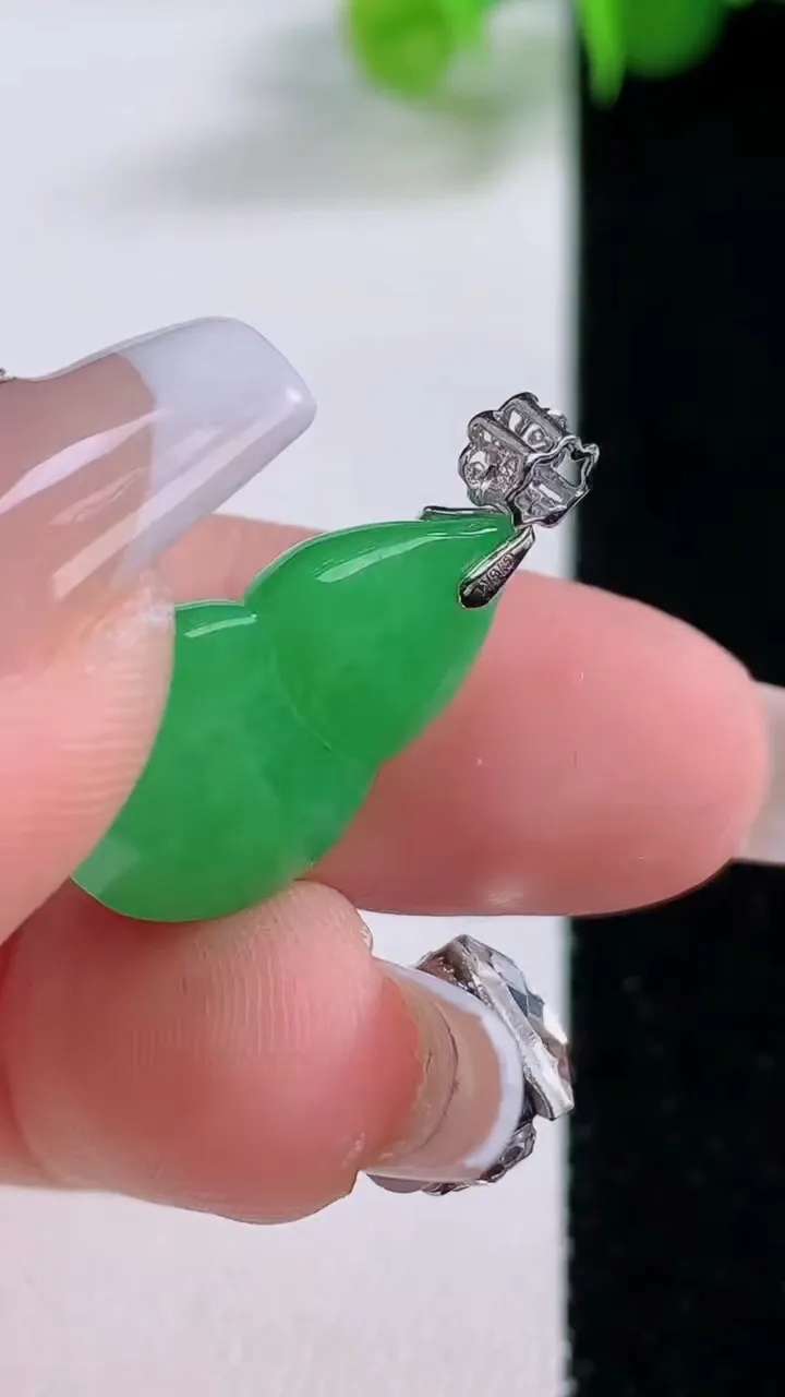 天然A货翡翠葫芦吊坠，尺寸21.1-13.7-7.4，重量:3.64g
12月5日