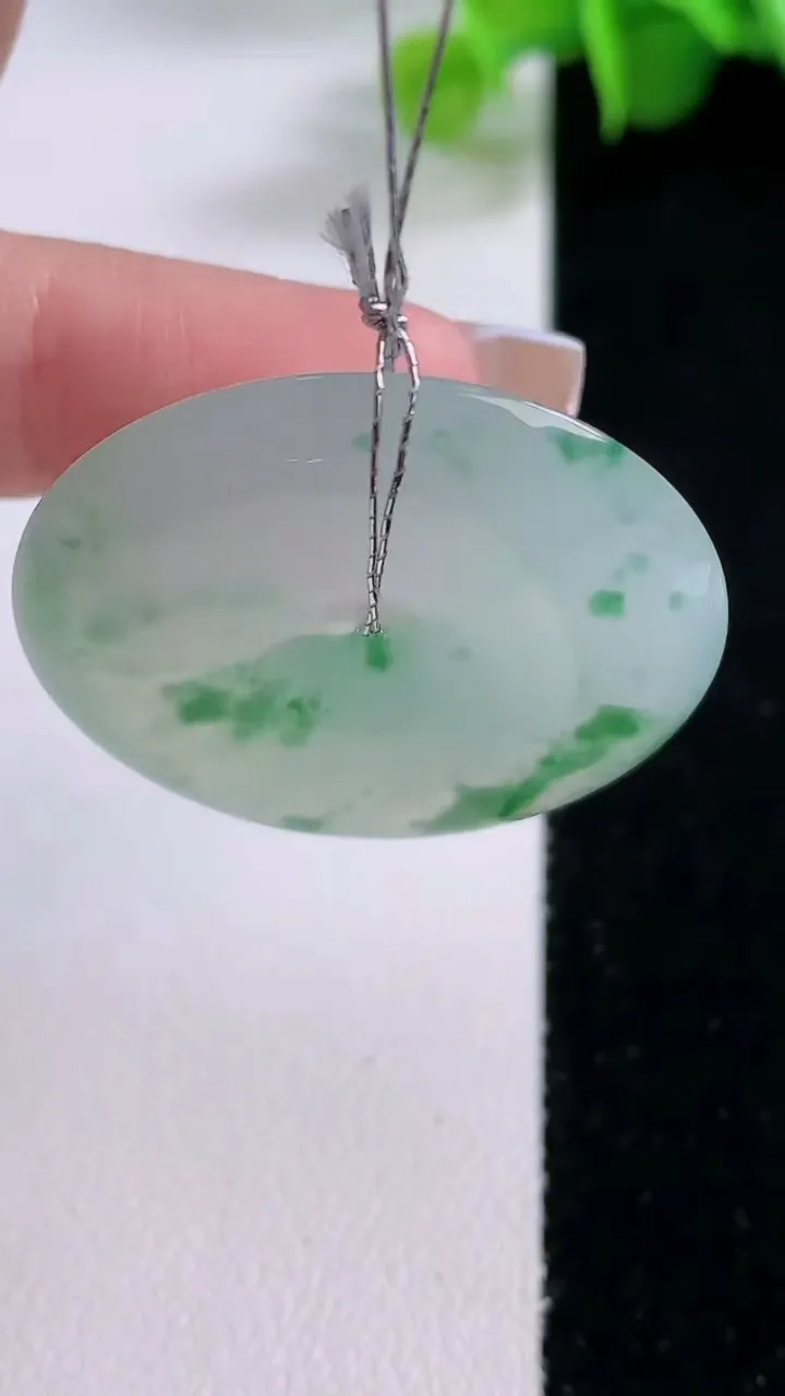 天然A货翡翠种飘花平安扣吊坠，尺寸32.7-5.6，重量:12.15g
12月5日