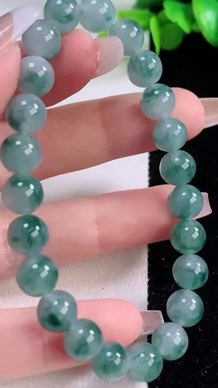 天然A货翡翠种飘花圆珠手串23颗，尺寸7.7，重量:19.82g12月5日
工厂直销收藏佳品,种好水