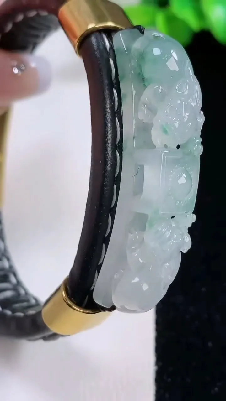 天然A货翡翠冰种飘花貔貅手牌 手绳，尺寸45.2-9.7-7.7，重量:32.44g
12月5日