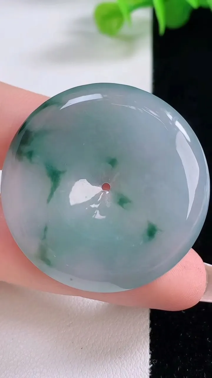 天然A货翡翠冰种飘花平安扣吊坠，尺寸37.8-6，重量:17.91g
12月5日