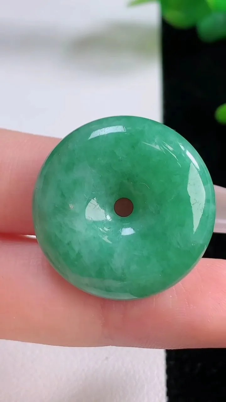 天然A货翡翠平安扣吊坠，尺寸26.6-6.5，重量:10.19g
12月5日